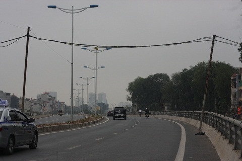 những cây cột điện hoen gỉ, siêu vẹo vẫn ngang nhiên tồn tại.