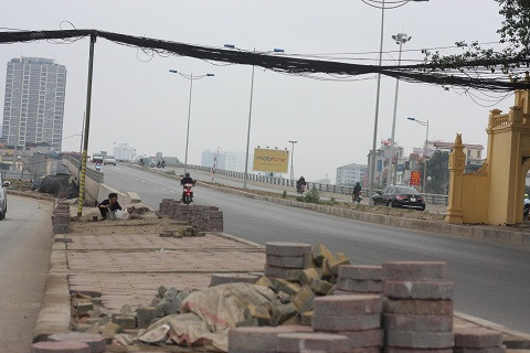 Những bó dây điện xoắn vào nhau chằng chịt ngay trên đầu người tham gia giao thông