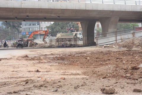 Đất đá ngổn ngang giữa đường.