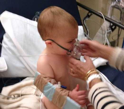 Cậu con trai của cô Petot được đem đi cấp cứu vì ngạt thở do khói xe