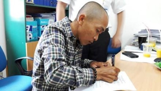 Trần Nguyễn An Khương ký vào giấy tờ xin hiến tạng