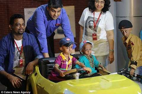 Bất chấp những ánh mắt khác lạ từ mọi người tới mình, Nihal đã nghỉ học và tham gia vào chiến dịch nghiên cứu bệnh lão hóa Bất chấp những ánh mắt khác lạ từ mọi người tới mình, Nihal đã nghỉ học và tham gia vào chiến dịch nghiên cứu bệnh lão hóa