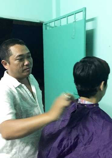 Hơn chín tháng từ ngày được khán giả biết đến và giúp đỡ, anh vẫn gắn bó với nghề chạy xe ôm và hớt tóc dạo.