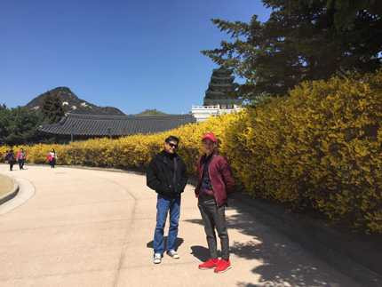 Thanh Duy cùng bố tại Hàn Quốc