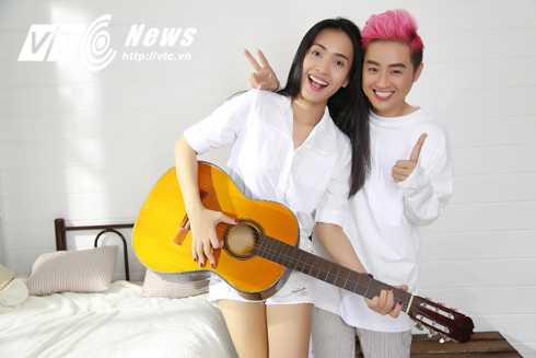 Khi Ái Phương vừa xuất hiện, Thanh Duy hớn hở ôm chầm lấy bạn mình Khi Ái Phương vừa xuất hiện, Thanh Duy hớn hở ôm chầm lấy bạn mình