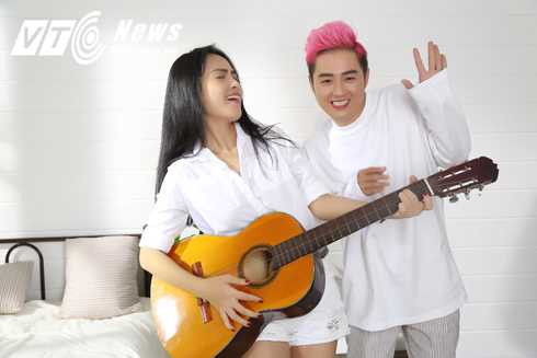 ...cùng tạo kiểu tưng tửng khiến cả ekip cười ngặt nghẽo ...cùng tạo kiểu tưng tửng khiến cả ekip cười ngặt nghẽo