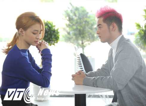 Nữ chính là gương mặt mới mẻ, sau hậu trường, Thanh Duy rất ân cần chỉ dẫn cô cách diễn cảm xúc sao cho đúng với câu chuyện Nữ chính là gương mặt mới mẻ, sau hậu trường, Thanh Duy rất ân cần chỉ dẫn cô cách diễn cảm xúc sao cho đúng với câu chuyện