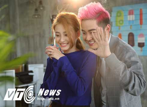 Dù mới đi Hàn Quốc về, sau một chuyến bay dài, nam ca sỹ vẫn tràn đầy năng lượng Dù mới đi Hàn Quốc về, sau một chuyến bay dài, nam ca sỹ vẫn tràn đầy năng lượng