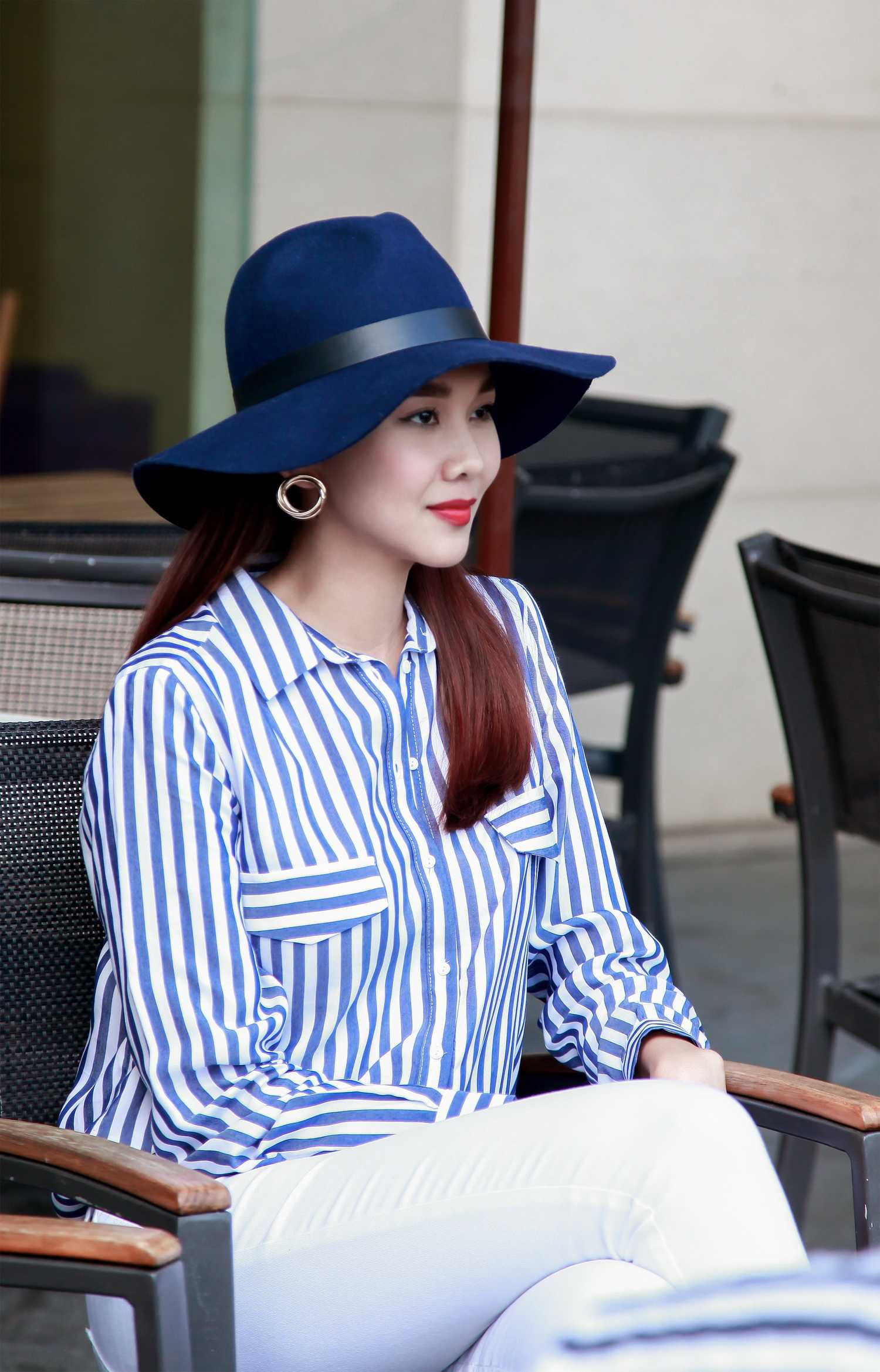 Thanh Hằng diện trang phục đơn giản vẫn lôi cuốn không thể rời mắt