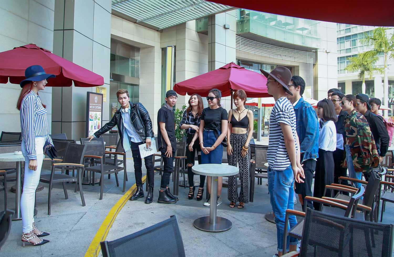 Thanh Hằng diện trang phục đơn giản vẫn lôi cuốn không thể rời mắt