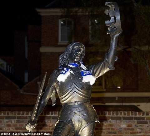 Bức tượng vua Richard III được quàng lên chiếc khăn của Leicester City.