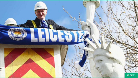 Thị trưởng thành phố Leicester treo banner của đội bóng con cưng lên tượng nữ thần tự do phiên bản nhỏ.