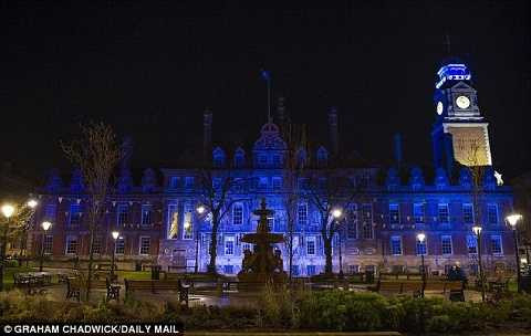 Tòa thị chính thành phố Leicester trang hoàng bằng đèn màu xanh.