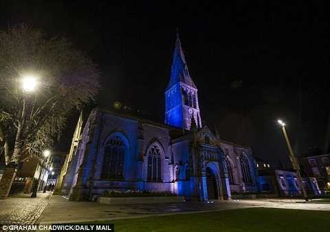 Nhà thờ thành phố cũng phủ lên ánh đèn trùng màu áo truyền thống Leicester.