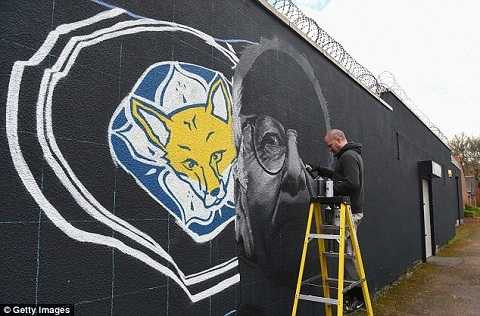 Người thợ đang vẽ trái tim, một nửa là Leicester, nửa còn lại là Ranieri.