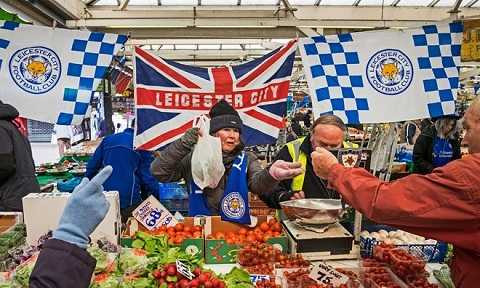 Khu chợ thành phố Leicester giăng kín cờ của Bầy cáo. Người Anh thường in tên đội bóng yêu thích lên quốc kỳ, mỗi khi tuyển Anh thi đấu quốc tế là họ mang theo lá cờ này đi cổ vũ.