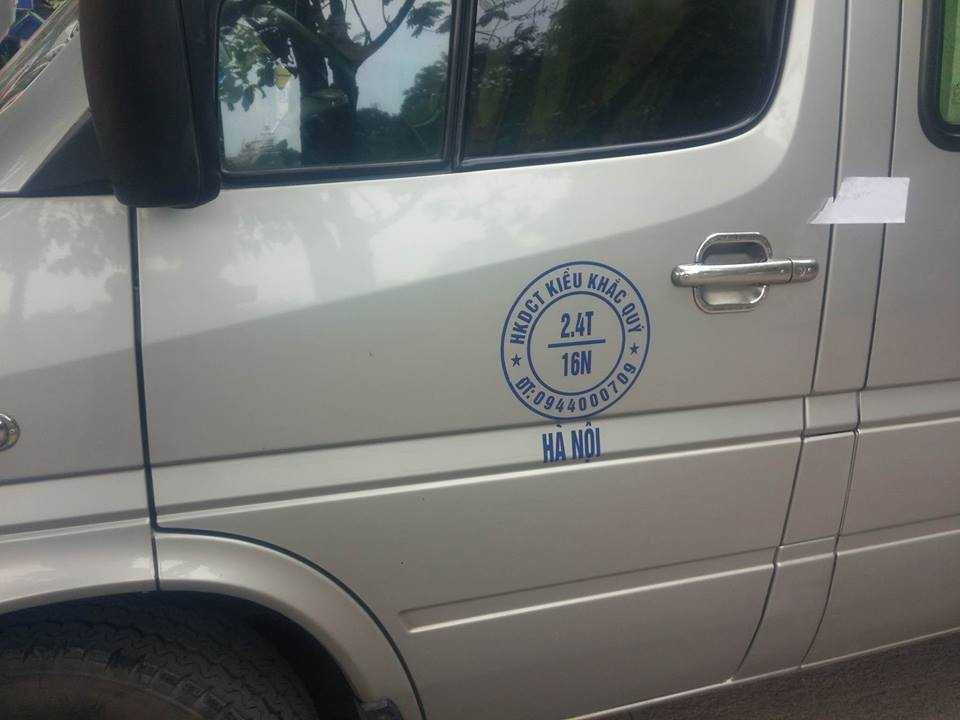 Chiếc xe bị niêm phong để chờ xử lý. 