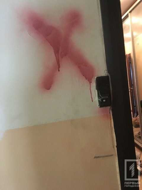 Kênh 1 TV đưa tin, các nhân chứng cho biết lực lượng lục soát đã dùng búa để phá cửa nhà người Việt.