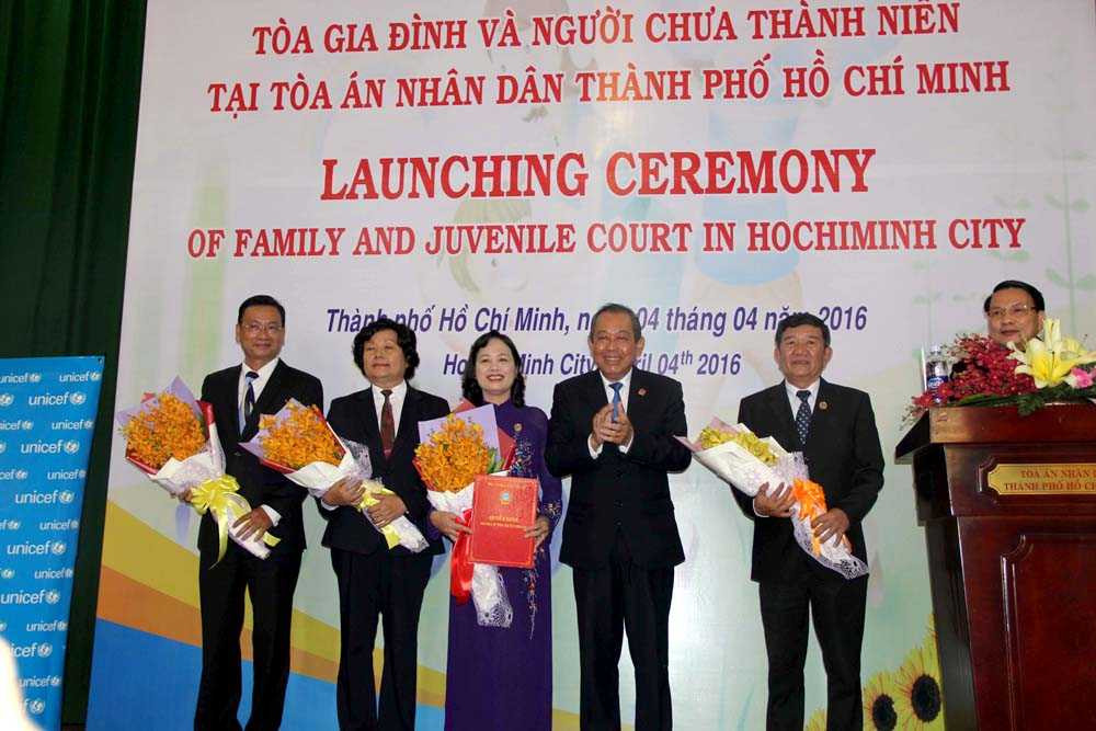 Chánh án TANDTC Trương Hòa Bình trao quyết định công bố thành lập Tòa gia đình và người chưa thành niên cho tập thể lãnh đạo TAND TP Hồ Chí Minh