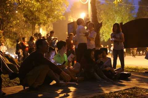 Trời còn tối đen nhưng nhiều người đã kiên nhẫn chờ đợi Trời còn tối đen nhưng nhiều người đã kiên nhẫn chờ đợi