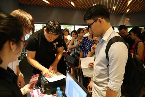 Không khí khẩn trương trong các khu vực làm thủ tục giao dịch Không khí khẩn trương trong các khu vực làm thủ tục giao dịch