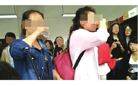 Sinh viên phải vượt qua bài thi uống rượu mạnh mới được tốt nghiệp.