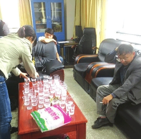 Thầy giáo cho bày rượu ra bàn để kiểm tra năng lực của học sinh thay vì thi bằng bút giấy thông thường.