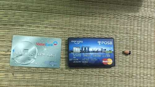 Thiết bị thu phát, gian lận thi cử (hình bên phải) được ngụy trang dưới dạng thẻ ATM.