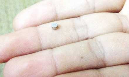 T (bên phải) đang giới thiệu và hướng dẫn cách sử dụng thiết bị công nghệ loại hạt tai nghe không dây cho khách tại phòng trọ của mình.