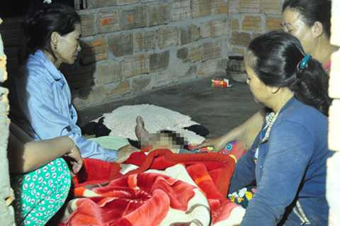 Người thân 2 chị em cháu Lâm khóc ngất bên thi thể 2 đứa con. Người thân 2 chị em cháu Lâm khóc ngất bên thi thể 2 đứa con.