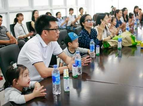 Hai bé lắng nghe chú Giám Đốc giới thiệu về những cái “nhất” của siêu nhà máy sữa Vinamilk Hai bé lắng nghe chú Giám Đốc giới thiệu về những cái “nhất” của siêu nhà máy sữa Vinamilk