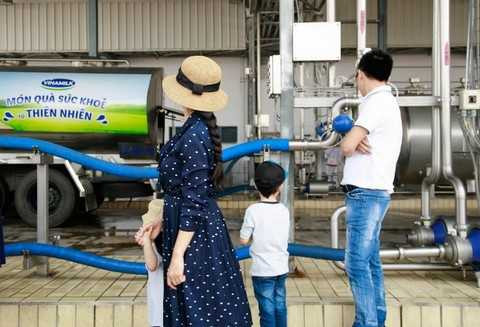 4 thành viên trong gia đình ấn tượng trước hệ thống xe bồn sữa tươi luôn giữ lạnh sữa từ 4-6 độ C 4 thành viên trong gia đình ấn tượng trước hệ thống xe bồn sữa tươi luôn giữ lạnh sữa từ 4-6 độ C