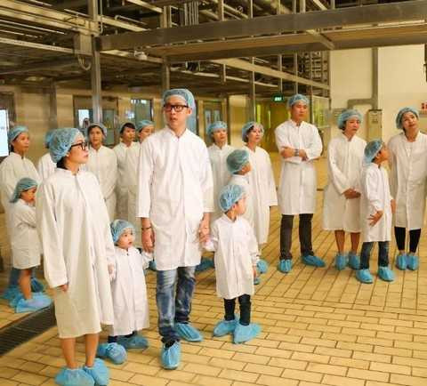Cả gia đình trong trang phục bảo hộ ghé thăm khu vực công nghệ tiệt trùng hiện đại hàng đầu thế giới của Vinamilk. Cả gia đình trong trang phục bảo hộ ghé thăm khu vực công nghệ tiệt trùng hiện đại hàng đầu thế giới của Vinamilk.