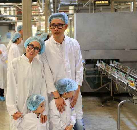 Hai bé mê mẩn trước dây chuyền đóng gói sản phẩm tự động Hai bé mê mẩn trước dây chuyền đóng gói sản phẩm tự động