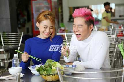 Thanh Duy cười tít mắt bên gái lạ