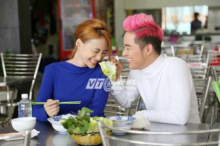 Vừa ăn vừa đùa giỡn rất vui vẻ