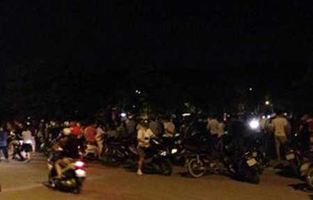 Hàng trăm người tập trung theo dõi vụ việc