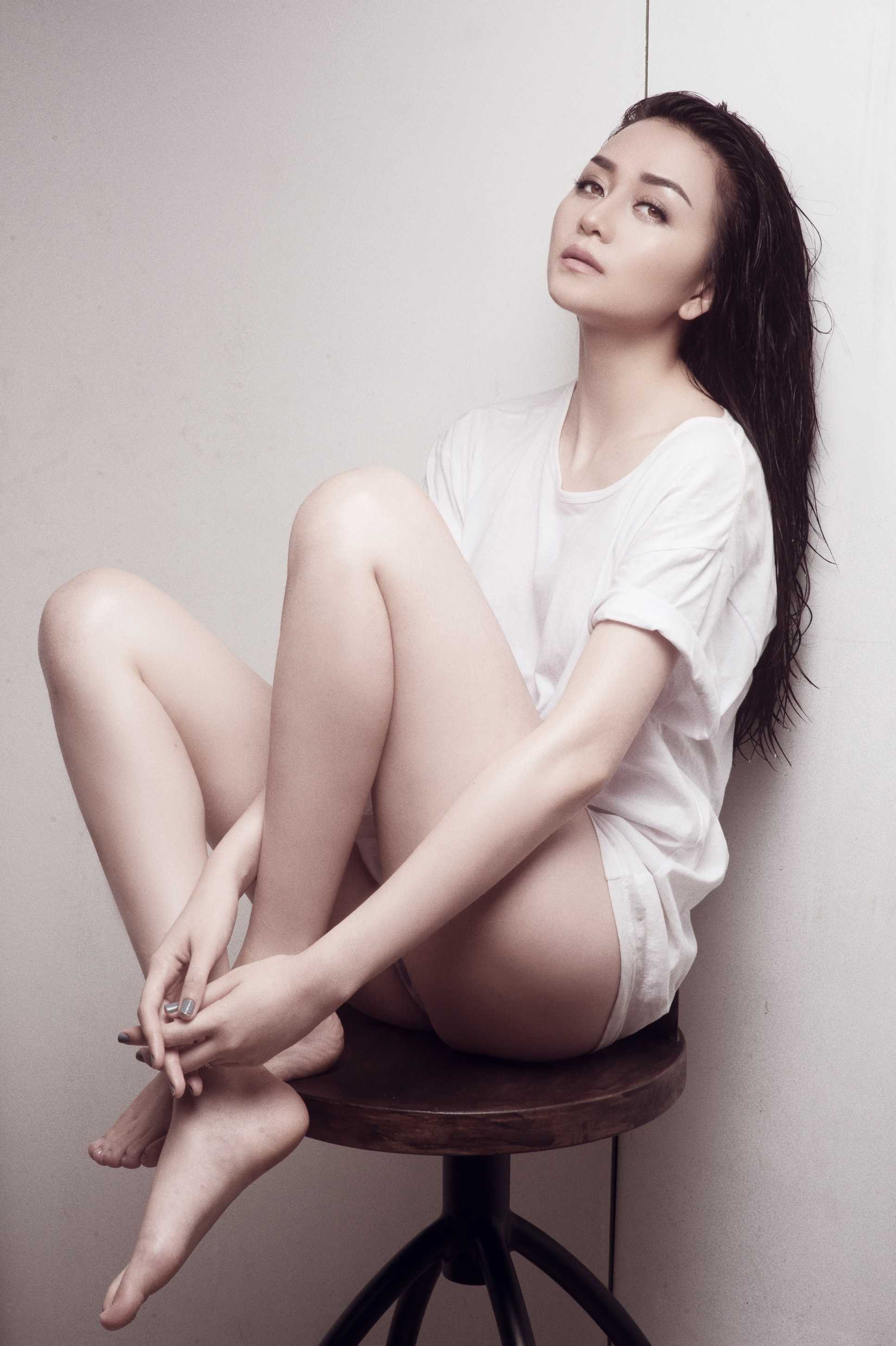 Thiều Bảo Trang khoe vẻ gợi cảm, chân dài nuột nà