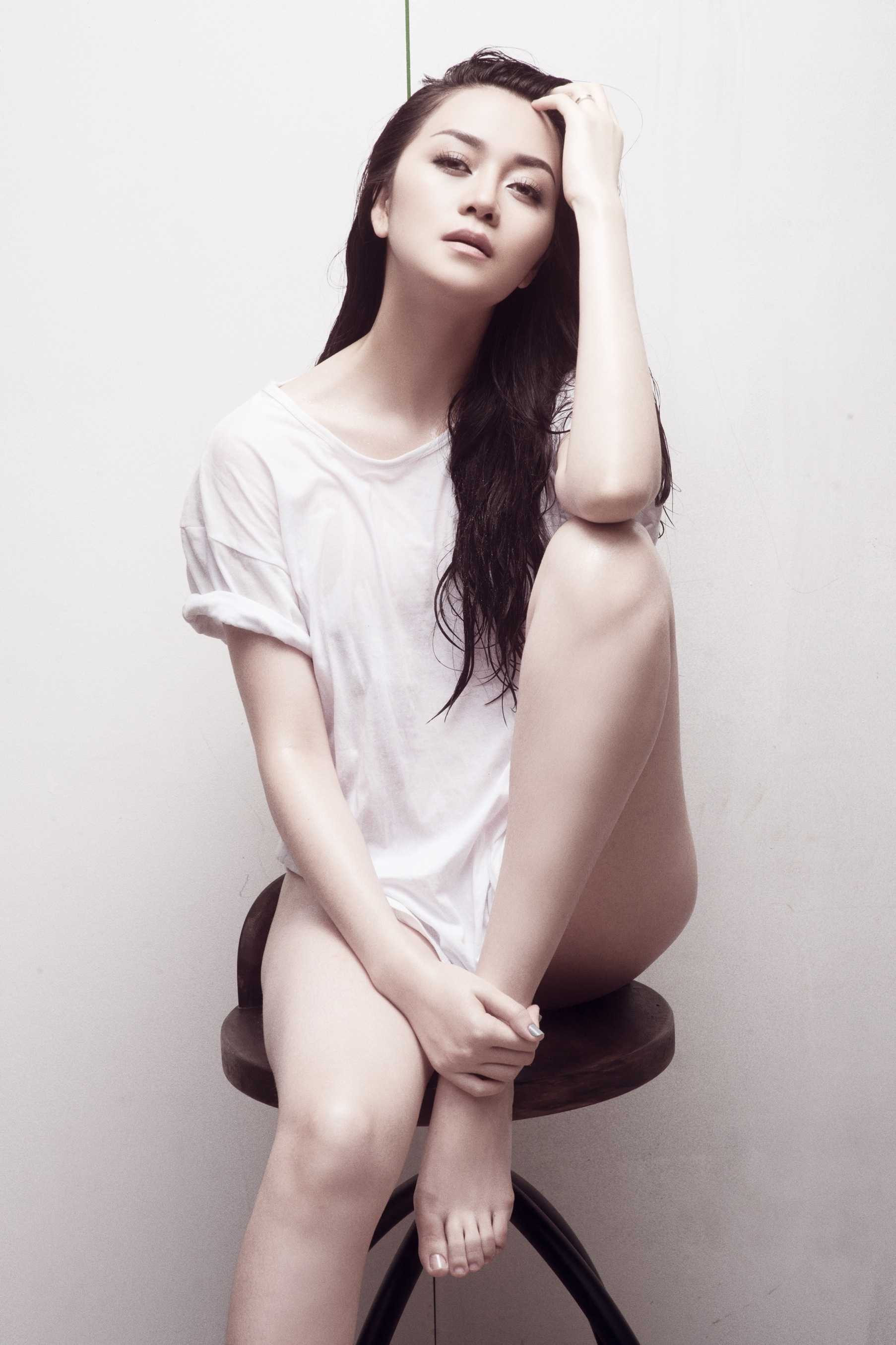 Thiều Bảo Trang khoe vẻ gợi cảm, chân dài nuột nà