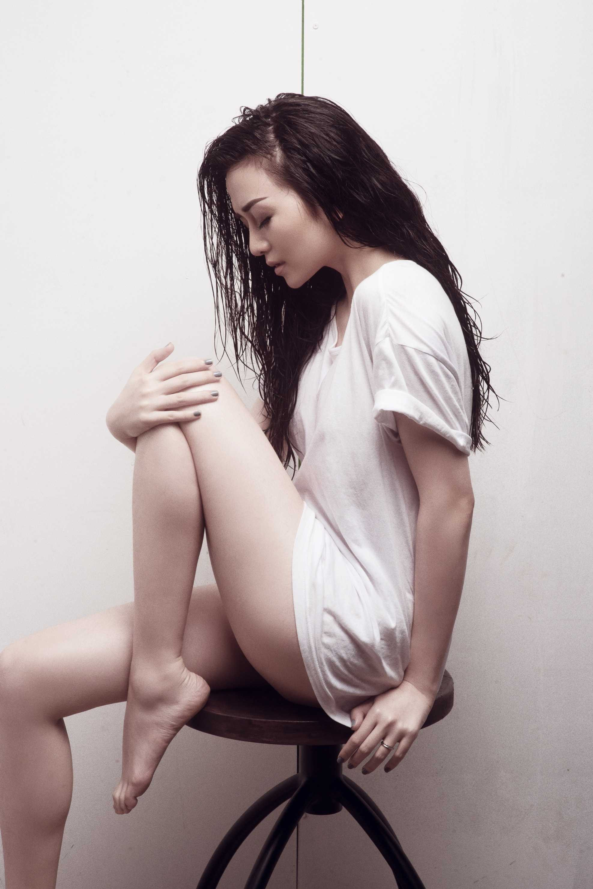 Thiều Bảo Trang khoe vẻ gợi cảm, chân dài nuột nà