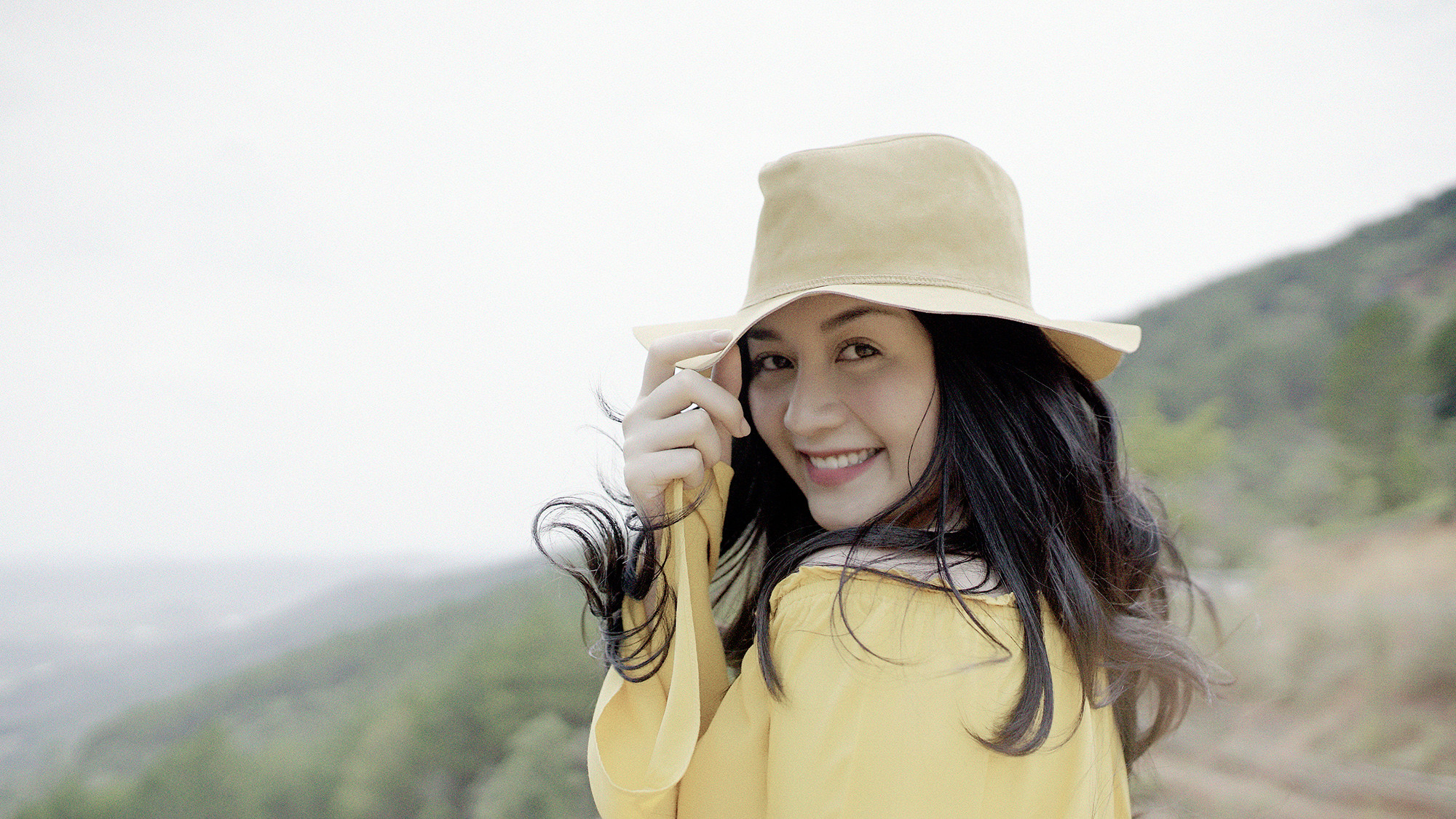 Thiều Bảo Trang tự làm stylist tung sản phẩm kép