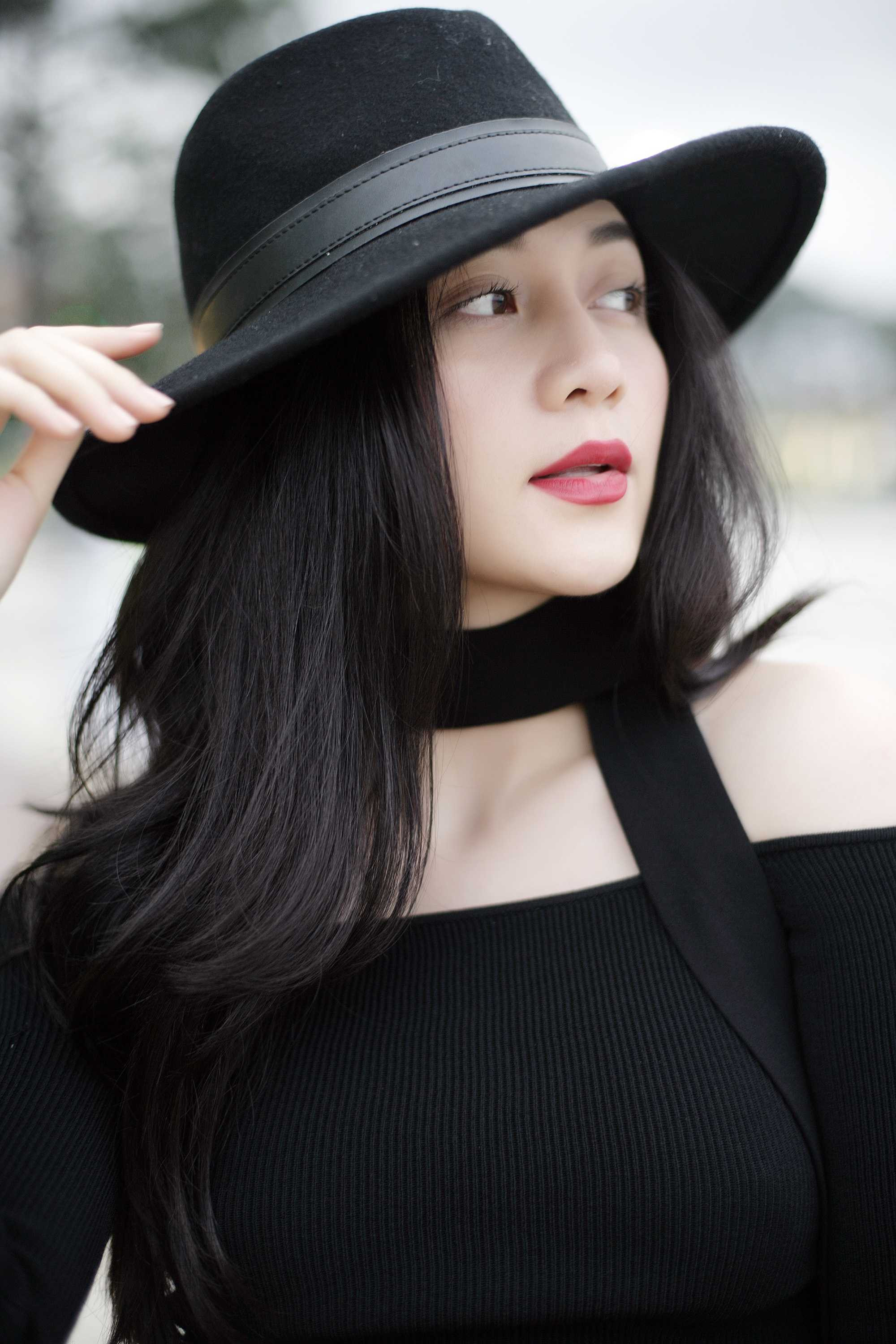 Thiều Bảo Trang tự làm stylist tung sản phẩm kép