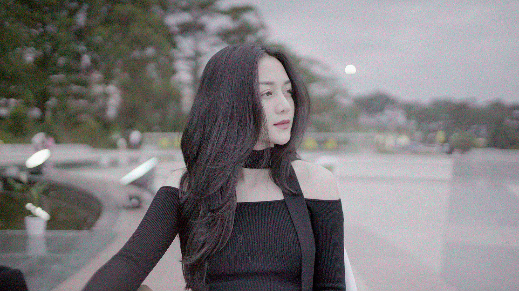 Thiều Bảo Trang tự làm stylist tung sản phẩm kép