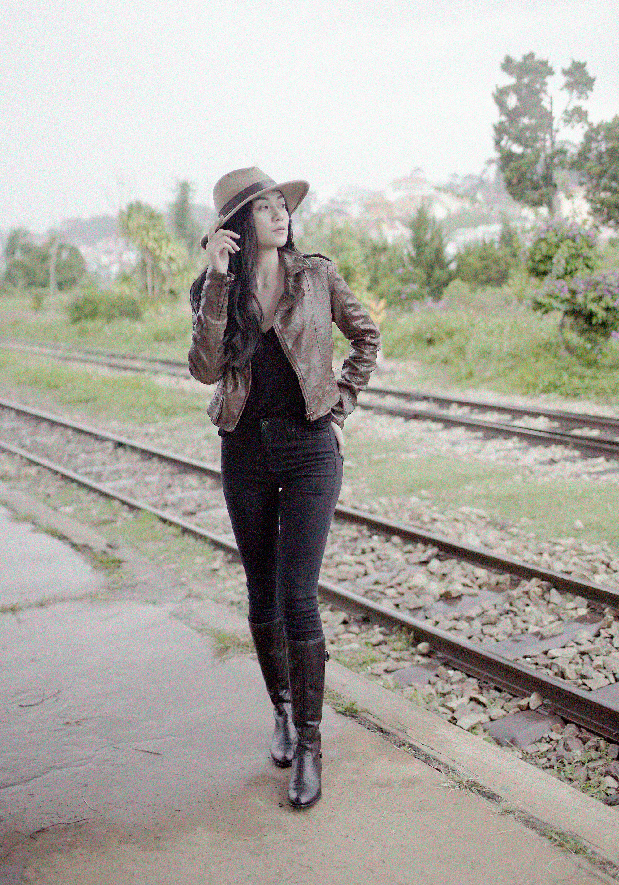 Thiều Bảo Trang tự làm stylist tung sản phẩm kép