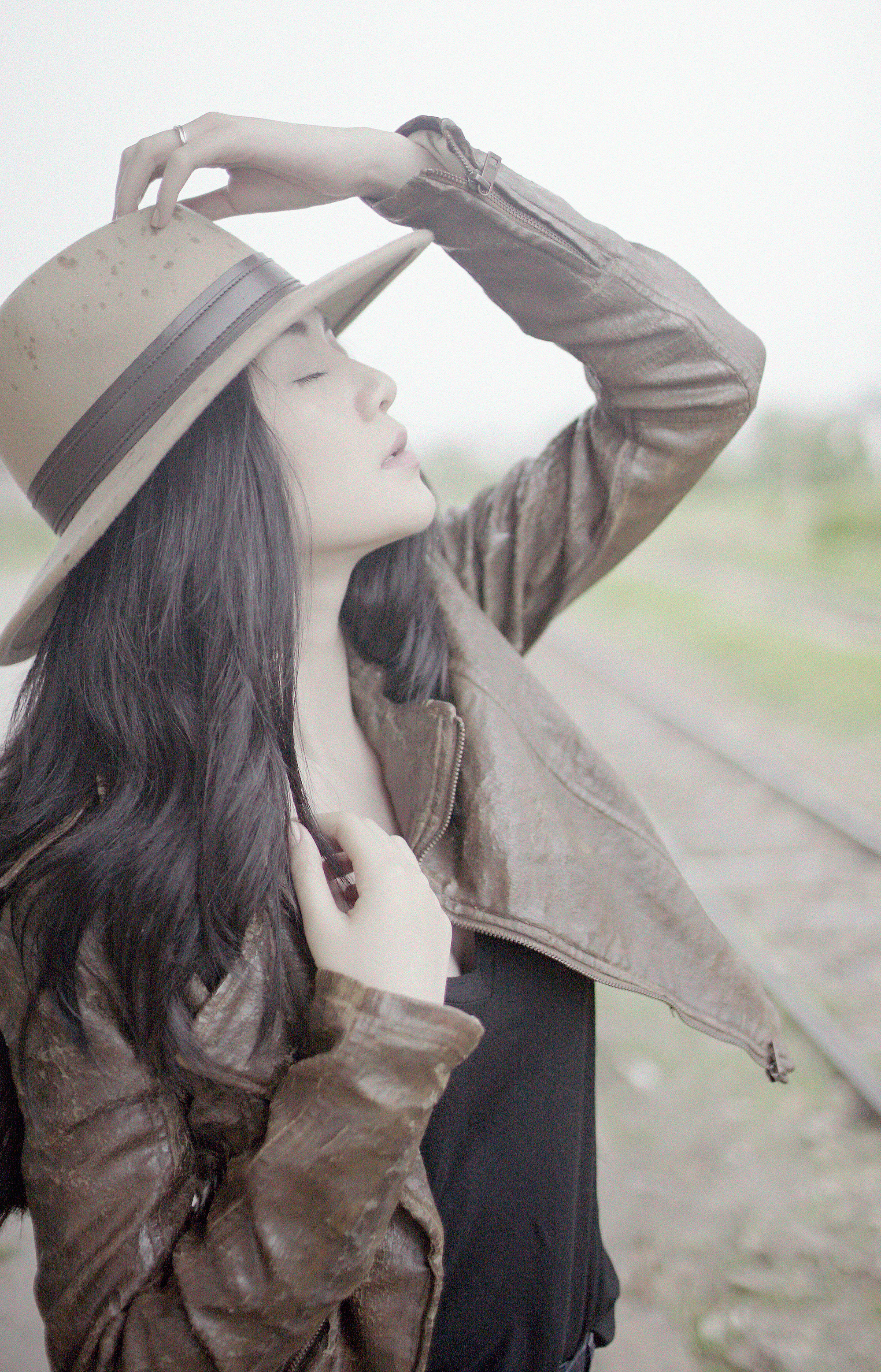 Thiều Bảo Trang tự làm stylist tung sản phẩm kép