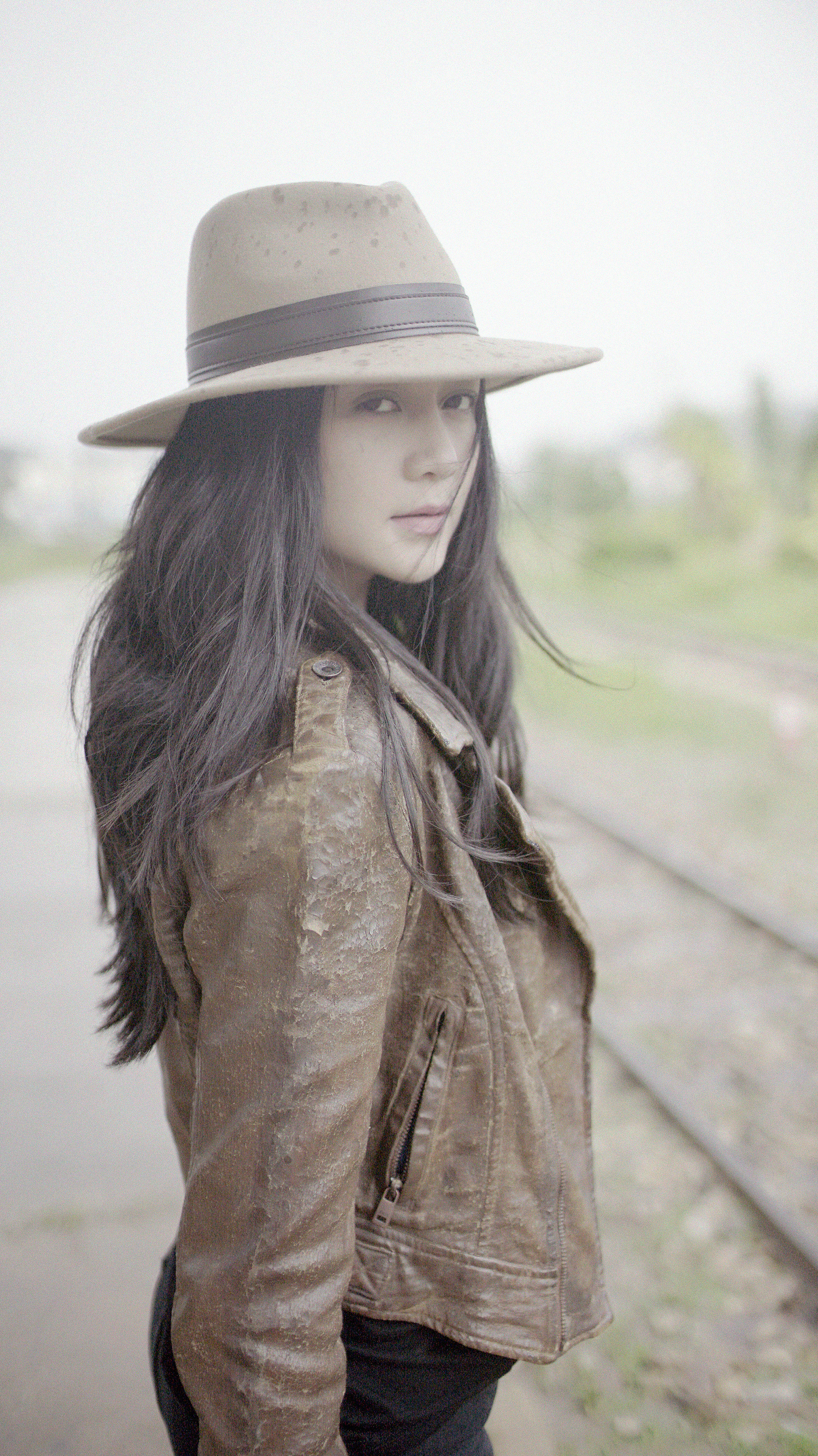 Thiều Bảo Trang tự làm stylist tung sản phẩm kép