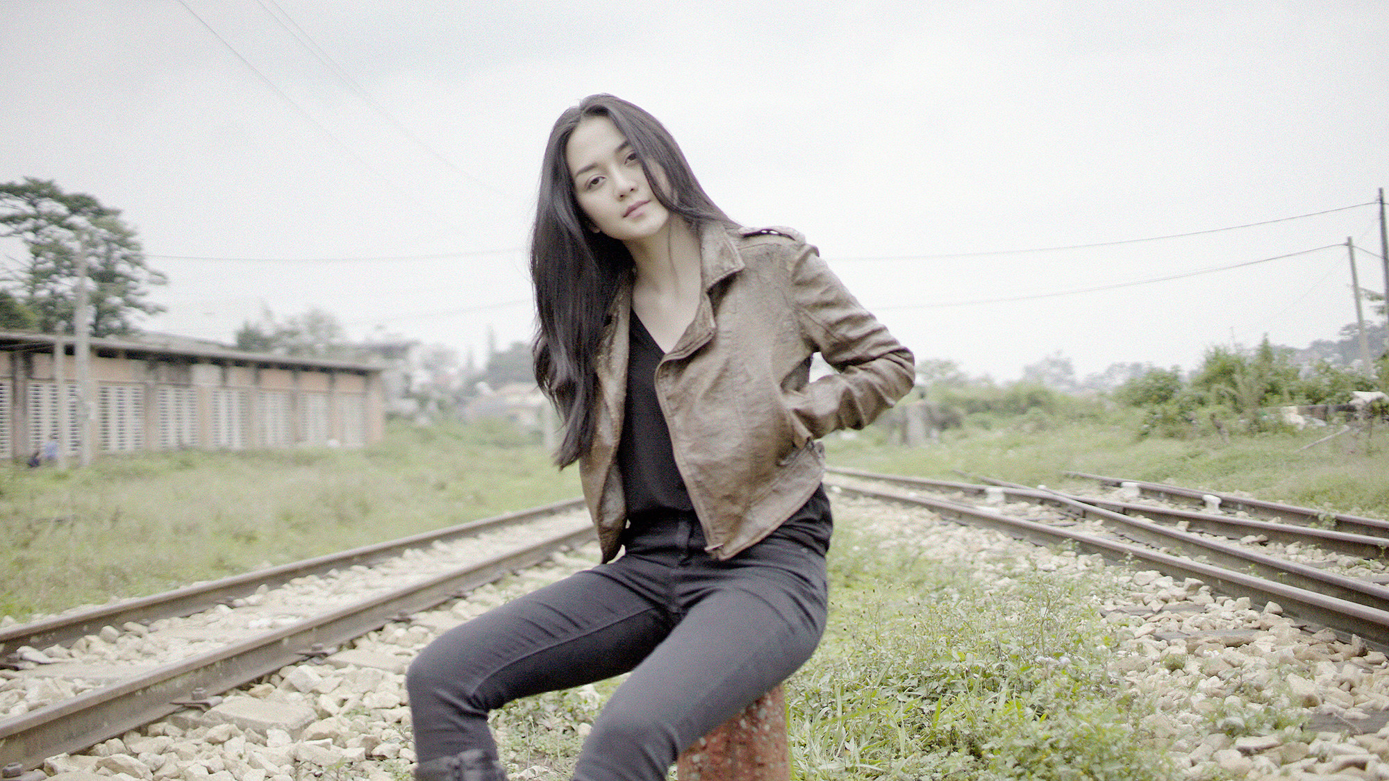 Thiều Bảo Trang tự làm stylist tung sản phẩm kép