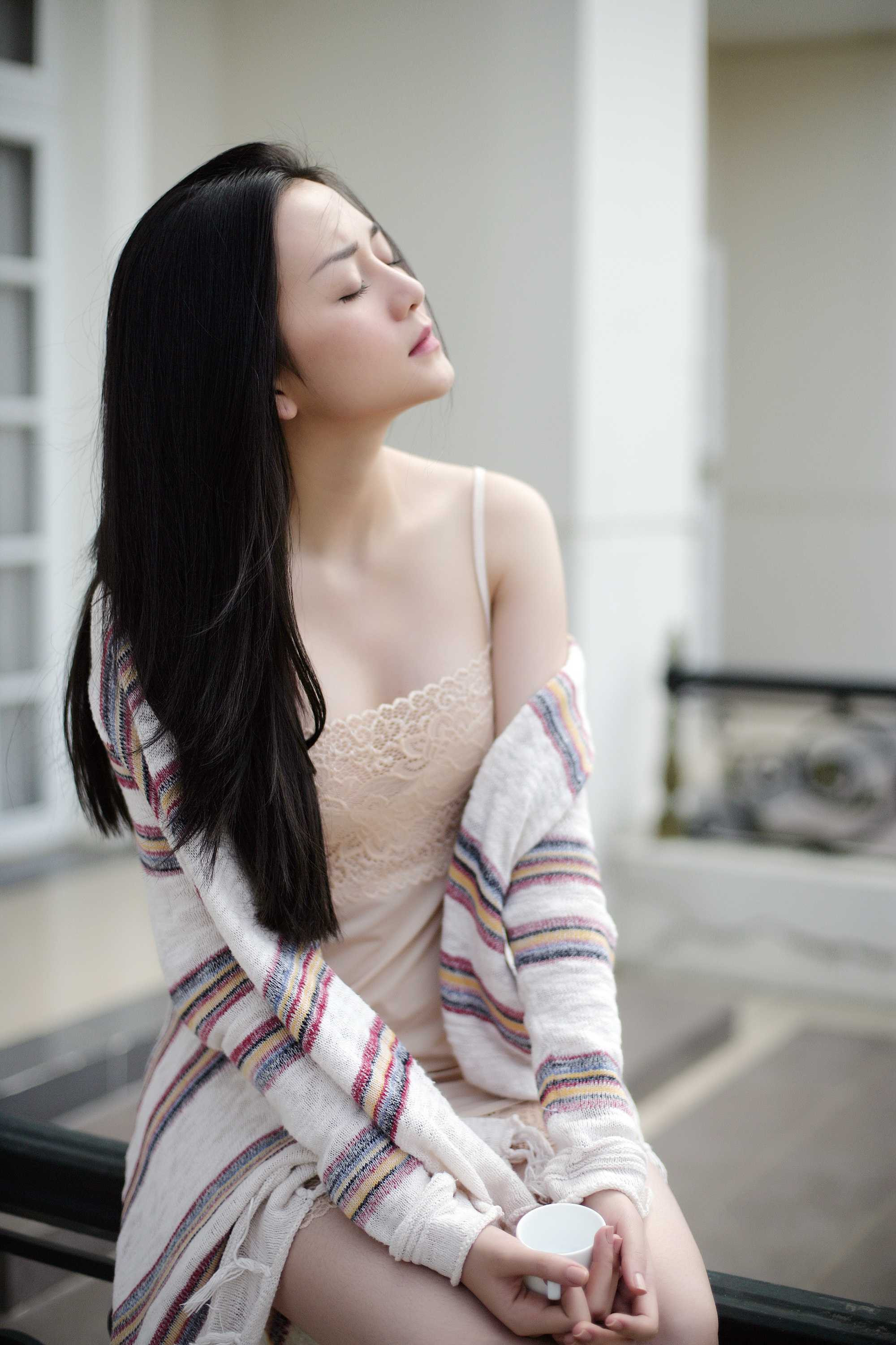 Thiều Bảo Trang tự làm stylist tung sản phẩm kép