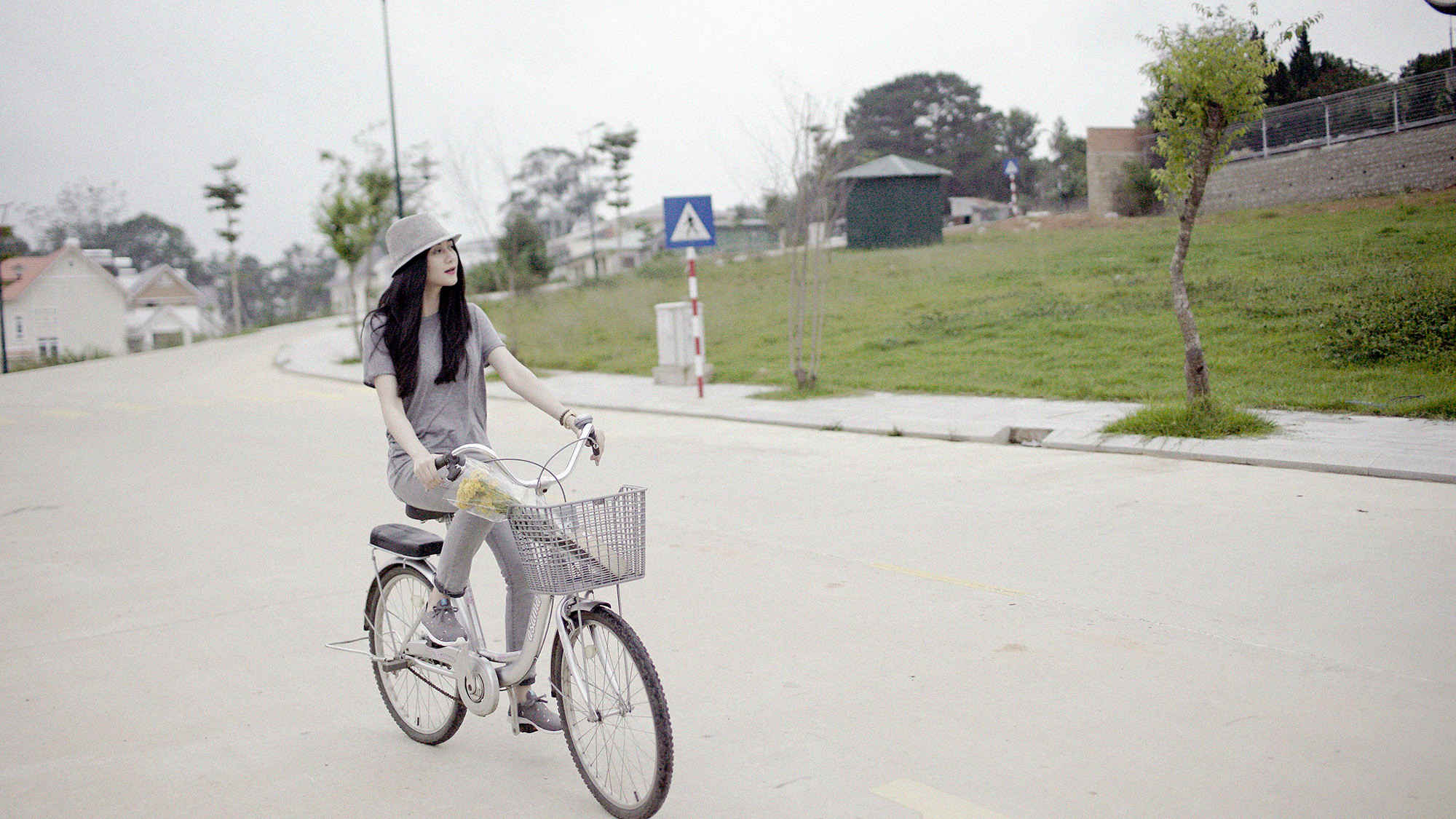 Thiều Bảo Trang tự làm stylist tung sản phẩm kép