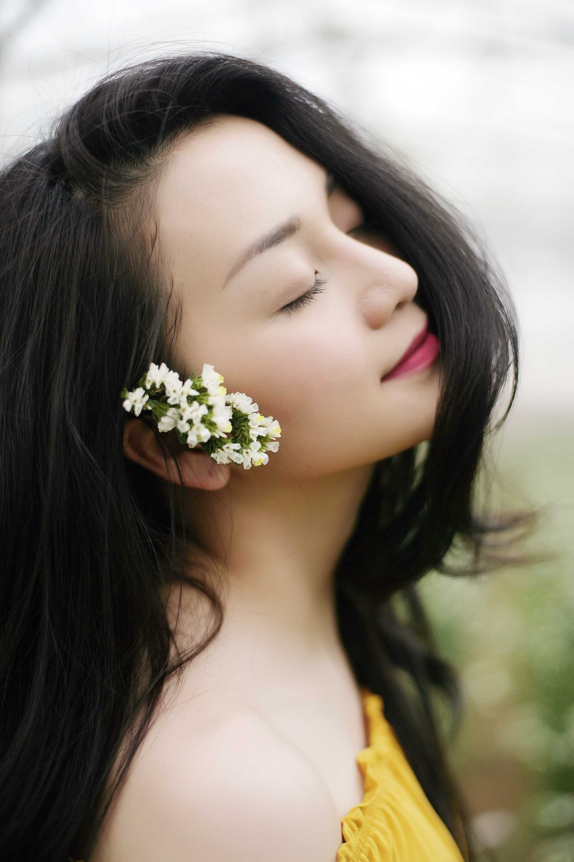 Thiều Bảo Trang tự làm stylist tung sản phẩm kép